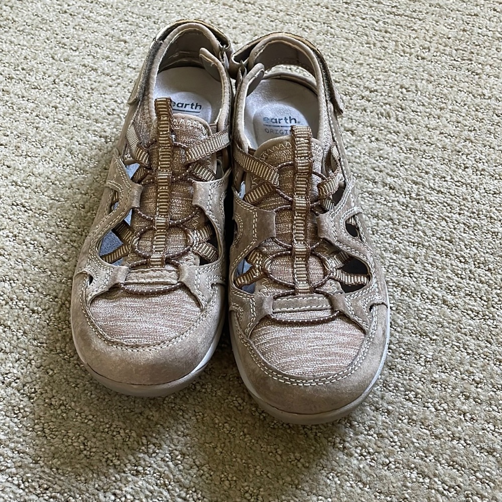 Like new Earth origins shoes.